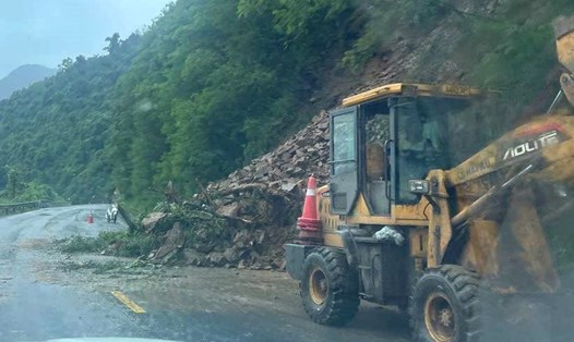 Một điểm sạt lở khiến đất đá tràn xuống đường. Ảnh: Trạm CSGT Đakrông
