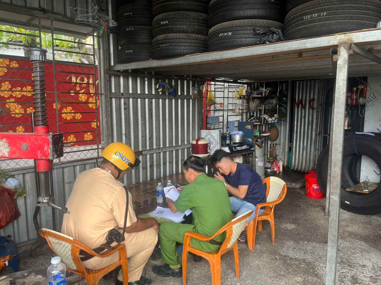 Doi CSGT An Suong phoi hop voi Cong an phuong An Phu Dong lam viec voi chu 1 co so va vo tren duong Do Muoi, phuong An Phu Dong. Anh: PC08