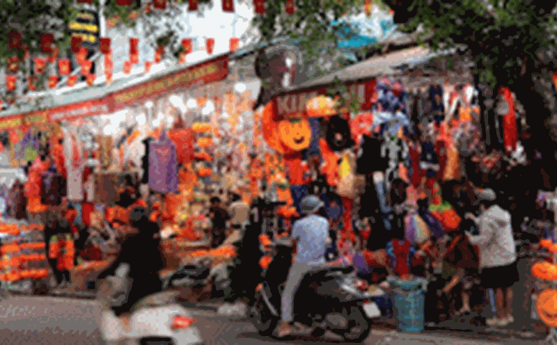 Western tourists are surprised and delighted with the Halloween atmosphere in Hanoi's Old Quarter.
