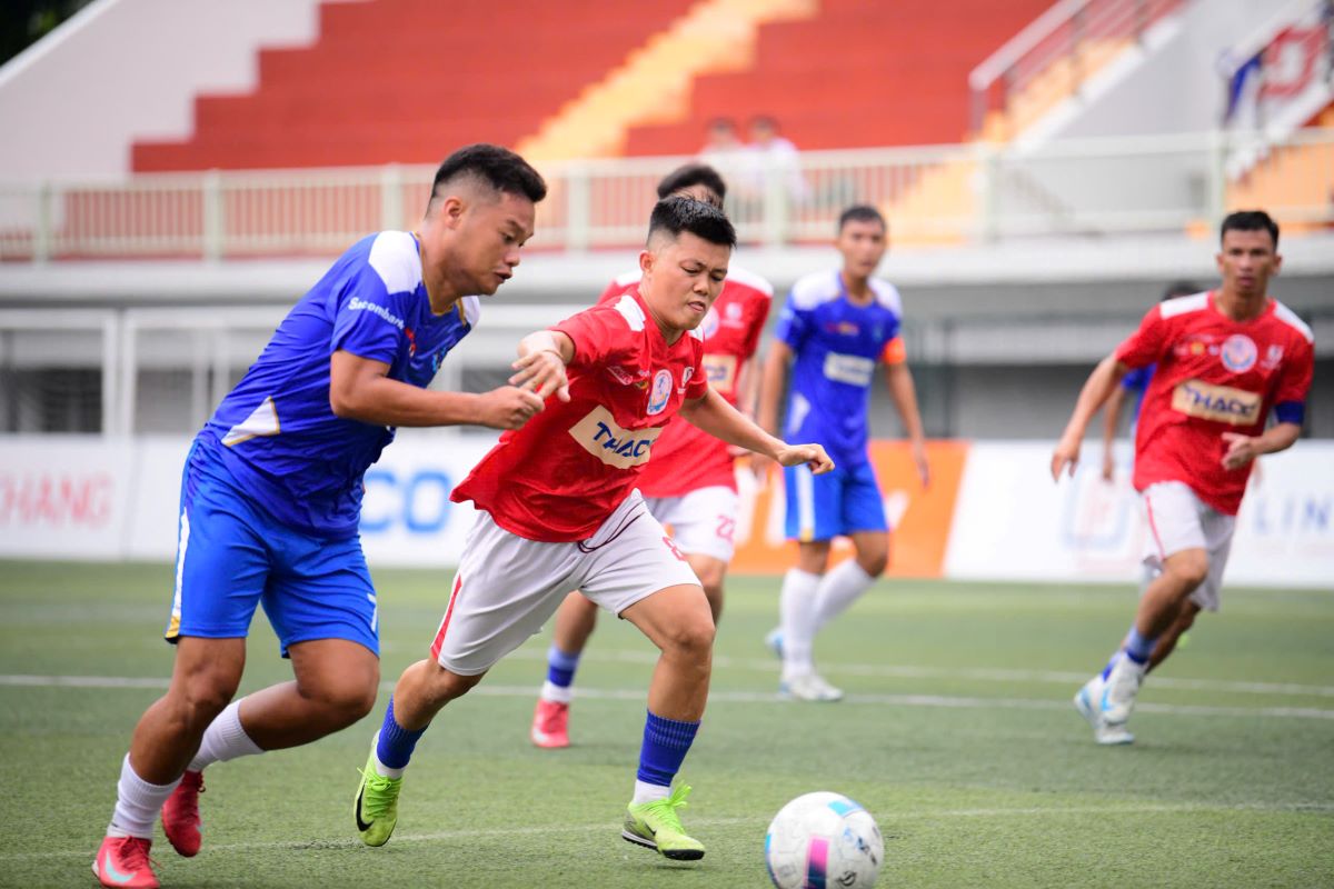 The final round of the 2025 Workers' and Civil Servants' Football Tournament brings together the 16 best teams after the qualifying round. Photo: Dinh Quang
