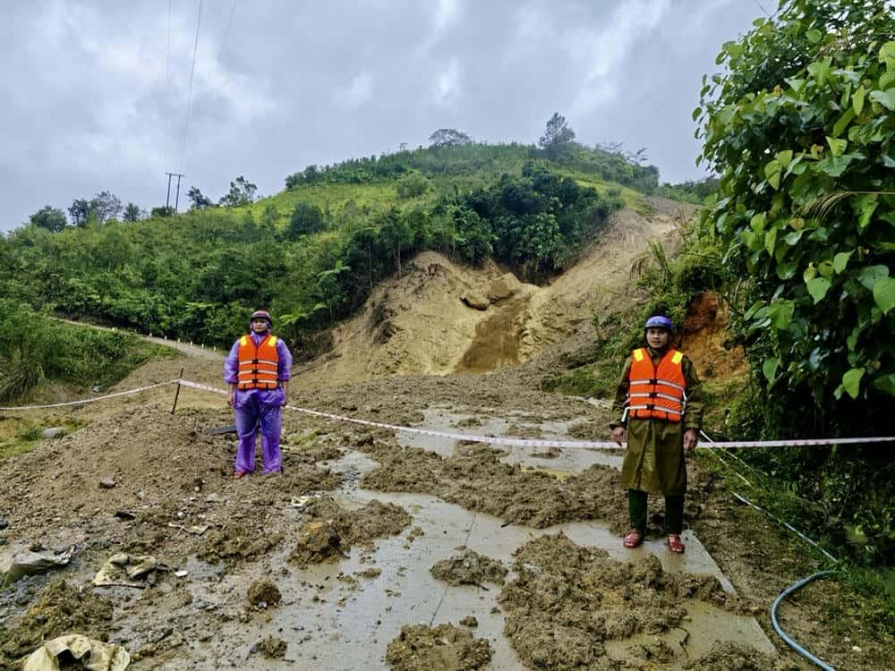 Local authorities are currently searching for the whereabouts of missing victims due to floods and landslides. Photo: Ngoc Linh commune