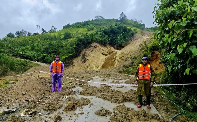 Local authorities are currently searching for the whereabouts of missing victims due to floods and landslides. Photo: Ngoc Linh commune