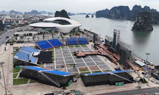 Sân khấu Hạ Long Concert 2025 bên bờ vịnh Hạ Long. Ảnh: Nguyễn Hùng