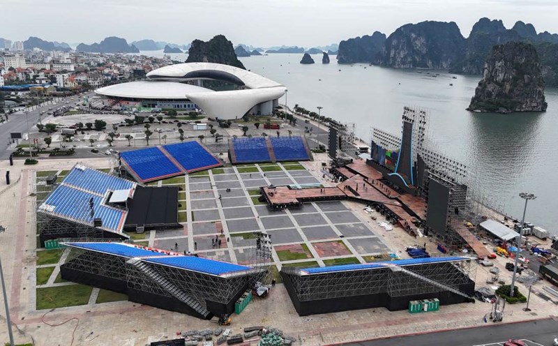 Ha Long Concert 2025 stage on the shore of Ha Long Bay. Photo: Nguyen Hung