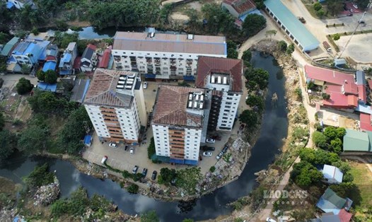 Người dân thấp thỏm sống trong chung cư xuống cấp. Ảnh: Nhóm PV