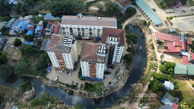Cư dân thấp thỏm sống trong chung cư xuống cấp, thường xuyên bị nước lũ cô lập