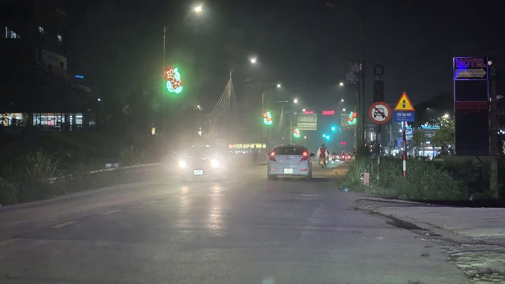 Nhieu oto bat chap bien cam di qua cau Gia Bay dang bi tam cam. Anh: Cong thong tin dien tu.