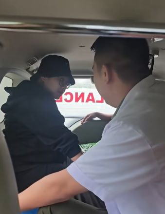 Two mothers in mountainous and deeply flooded areas of Da Nang were supported amid floods. Photo: Mai Vy