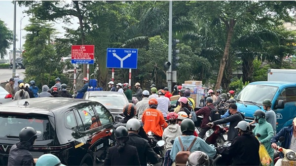 Ha Noi bat ngo rao dong cau Long Bien, nguoi dan ngo ngac, un tac keo dai. Anh: Long Phi