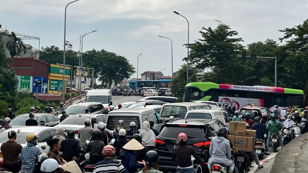 Un tac sang nay tai khu vuc cau Long Bien. Anh: Long Phi