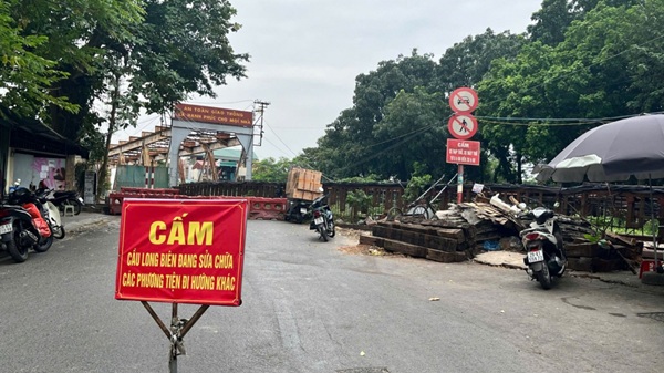Nguoi dan Ha Noi ben phia quan Long Bien cu bat ngo khi thay cau Long Bien bi rao chan lai de phuc vu thi cong sua chua. Anh: Long Phi