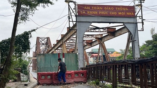 The congestion lasted for a long time when Long Bien Bridge was fenced off for periodic repairs. Photo: Long Phi