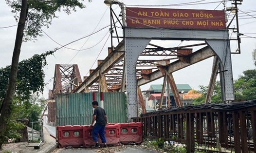 Ùn tắc kéo dài khi cầu Long Biên rào chắn để sửa chữa định kỳ. Ảnh: Long Phi