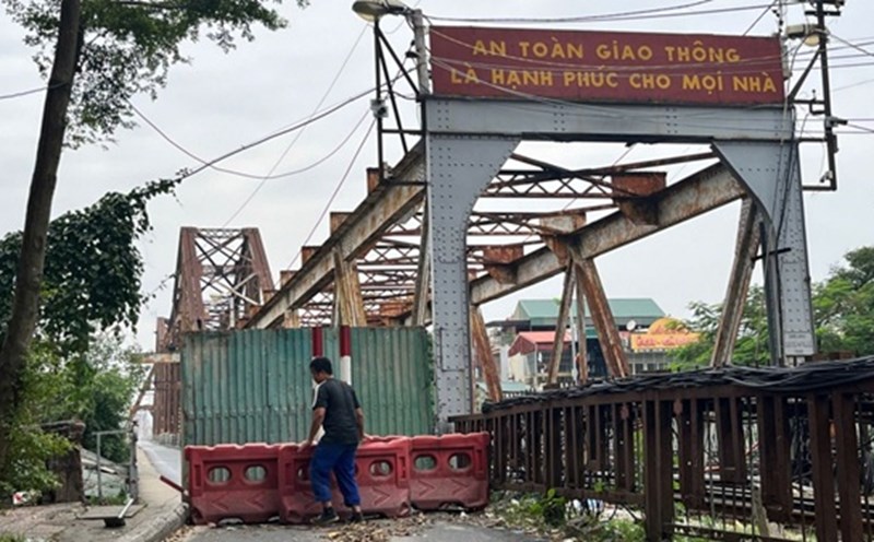 The congestion lasted for a long time when Long Bien Bridge was fenced off for periodic repairs. Photo: Long Phi