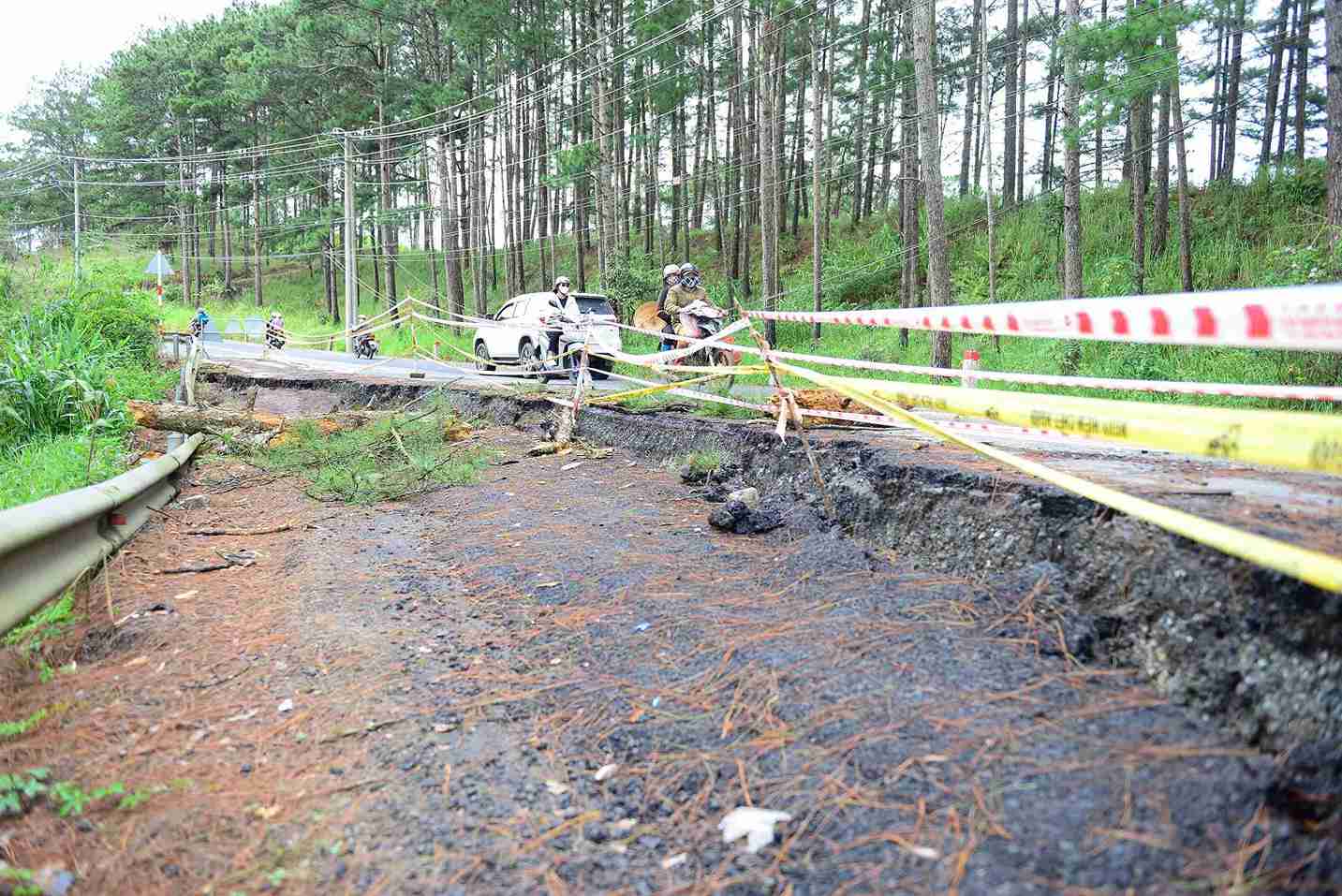Vi tri sut lun mat duong phia taluy am tren deo D'ran keo dai khoang 30m. Anh: Phuc Khanh