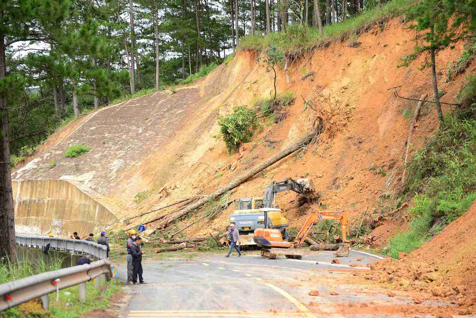 Tinh Lam Dong huy dong luc luong, phuong tien khan truong khac phuc sat lo, sut lun tren deo D'ran. Anh: Phuc Khanh