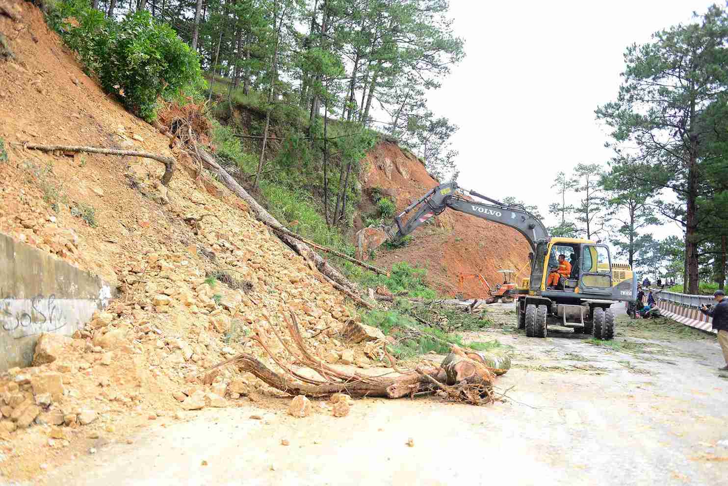 Lam Dong provincial authorities focus on overcoming landslides and subsidence on D'ran Pass. Photo: Phuc Khanh