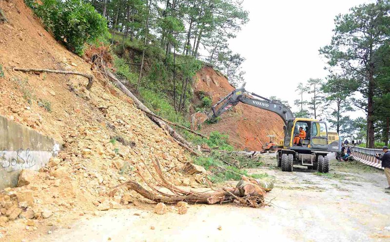Lam Dong provincial authorities focus on overcoming landslides and subsidence on D'ran Pass. Photo: Phuc Khanh