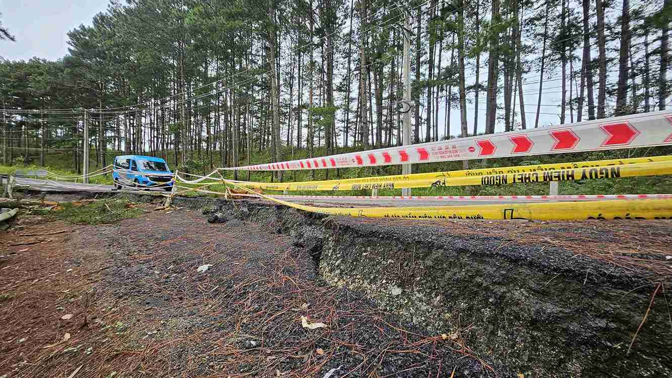 Hien truong khu vuc sut lun duoc cang day phong toa de dam bao an toan. Anh: Phuc Khanh