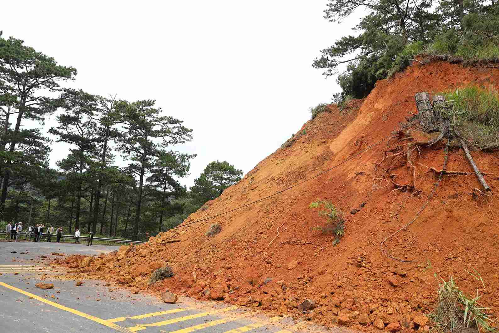 Co quan chuc nang tinh Lam Dong kiem tra sat lo, sut lun tren deo D'ran. Anh: Phuc Khanh