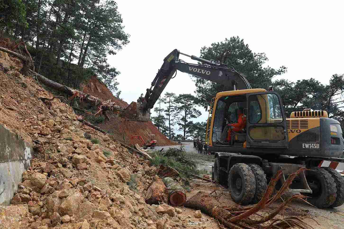 Cong tac khac phuc su co sat lo dang duoc cac luc luong trien khai khan truong. Anh: Phuc Khanh
