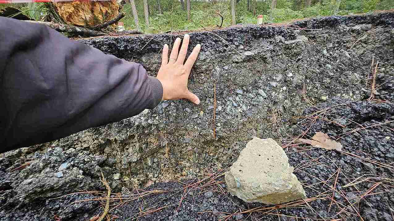 Muc do sut lun tu 0,4 den 0,5m tiem an nguy co gay nguy hiem cho nguoi tham gia giao thong. Anh: Phuc Khanh