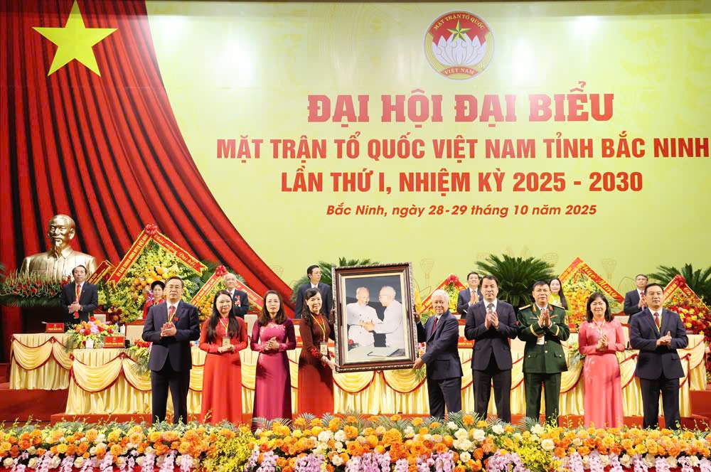 Dong chi Do Van Chien, Uy vien Bo Chinh tri, Bi thu Trung uong Dang, Bi thu Dang uy MTTQ, cac doan the Trung uong, Chu tich Uy ban Trung uong MTTQ Viet Nam tang Dai hoi buc tranh Bac Ho voi Bac Ton. Anh: BTC Dai hoi