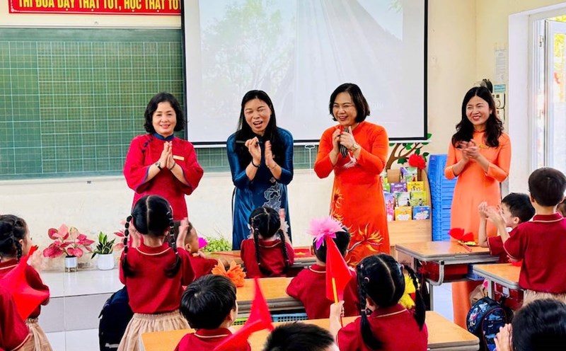 English will become a compulsory subject from grade 1 in the period of 2025 - 2035. Photo: Van Trang