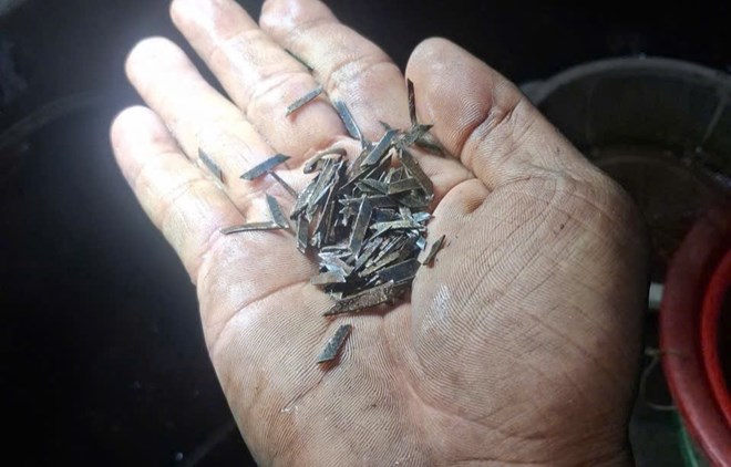 Handling thieves on National Highway 1, Ho Chi Minh City Traffic Police seized nearly 2 kg of sharp objects.