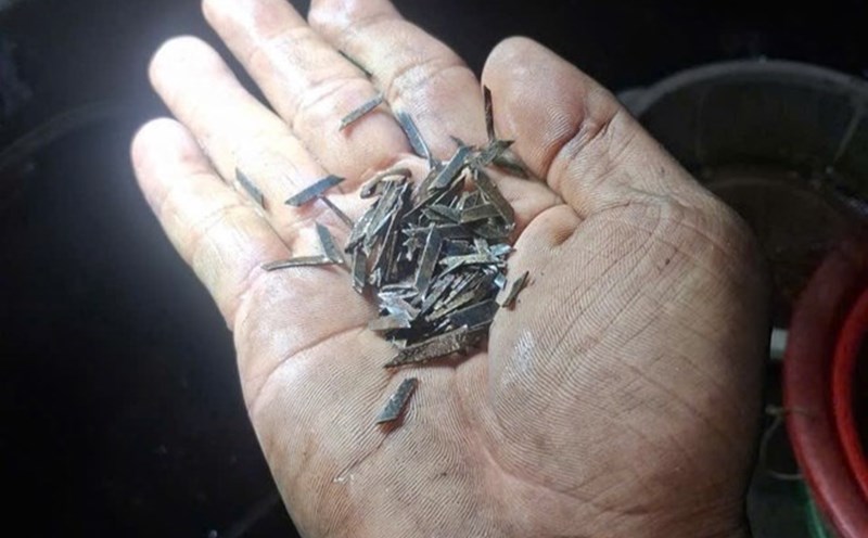 Handling thieves on National Highway 1, Ho Chi Minh City Traffic Police seized nearly 2 kg of sharp objects.