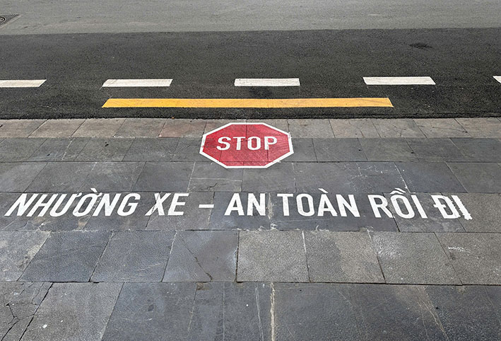 The slogan with the "Stop" sign was painted on Le Duan Street, Hanoi. Photo: Traffic Police Department