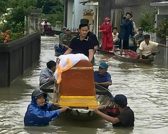 Nước lũ dâng cao, người dân đưa quan tài vượt lũ tìm nơi tổ chức tang lễ