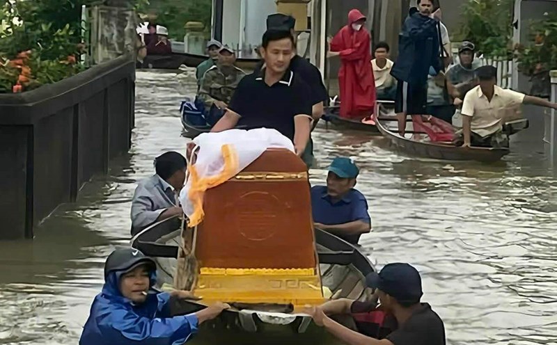 The house was flooded, relatives brought coffins across the flood to find a funeral venue. Photo: H. Nguyen