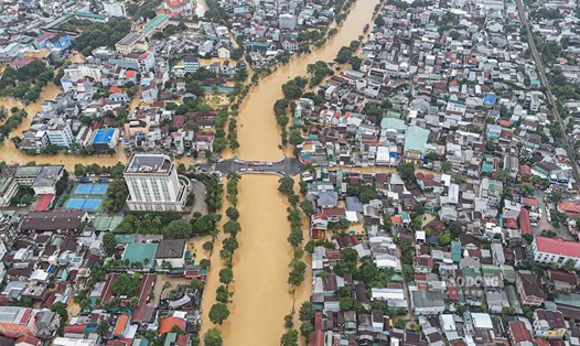Thời tiết mưa lớn kéo dài, cảnh báo cấp độ rủi ro thiên tai cấp 2 ở TP Huế và TP Đà Nẵng. Ảnh: Nguyễn Luân