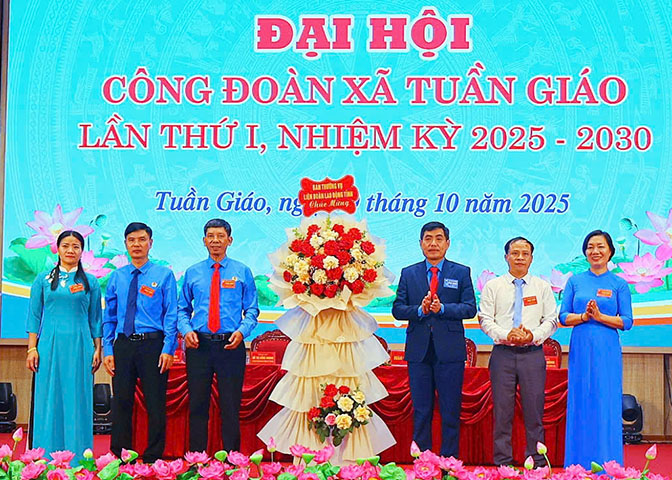 ディエンビエン省労働総同盟のタン・ミン・ロン委員長（右から左から3人目）が議会に祝花を贈った。写真: ザンナム