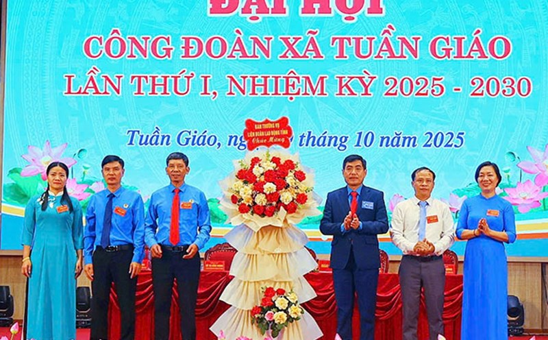 Mr. Tan Minh Long - Chairman of the Dien Bien Provincial Federation of Labor (3rd from right to left) presented flowers to congratulate the Congress. Photo: Giang Nam