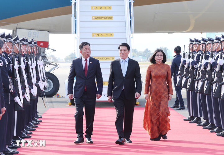 Politburo member and President Luong Cuong attended Gimhae Military Airport in Busan City (Korea). Photo: VNA
