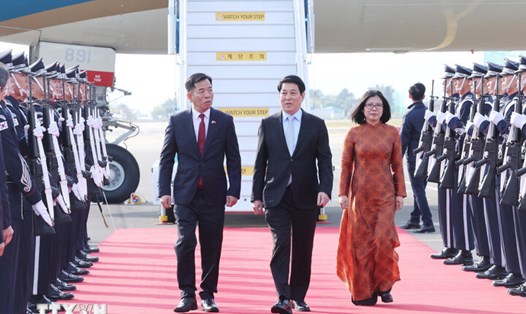 Ủy viên Bộ Chính trị, Chủ tịch nước Lương Cường tới sân bay quân sự Gimhae ở thành phố Busan (Hàn Quốc). Ảnh: TTXVN