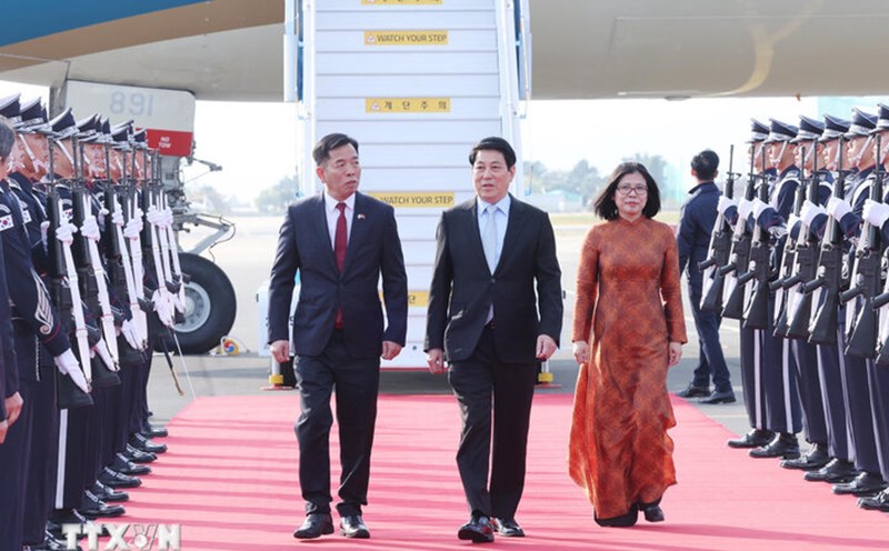 Politburo member and President Luong Cuong attended Gimhae Military Airport in Busan City (Korea). Photo: VNA