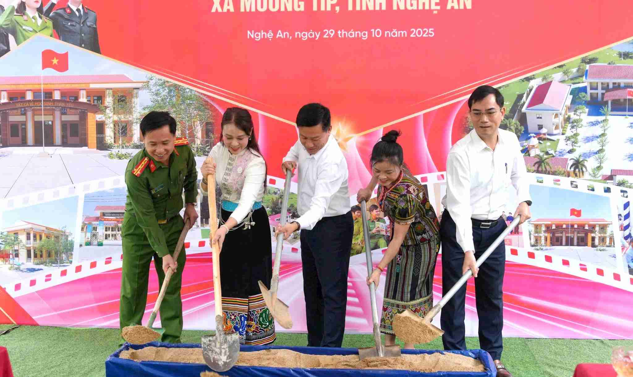 Vice Chairman of the Provincial People's Committee Hoang Phu Hien and leaders of the Provincial Police, Department of Education and Training, Muong Tap Commune, Muong Ai Kindergarten performed the groundbreaking ceremony of Muong Ai Kindergarten. Photo: Van Hau
