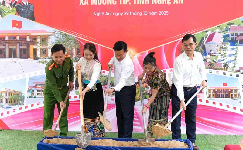Vice Chairman of the Provincial People's Committee Hoang Phu Hien and leaders of the Provincial Police, Department of Education and Training, Muong Tap Commune, Muong Ai Kindergarten performed the groundbreaking ceremony of Muong Ai Kindergarten. Photo: Van Hau