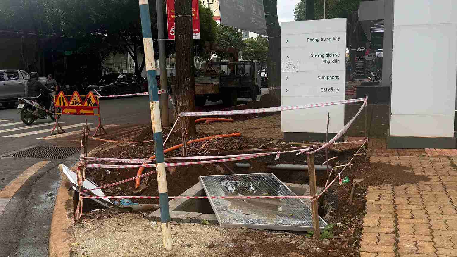 Sidewalks in Dak Lak have been dug up and renovated, causing loss of urban beauty and frustration for people. Photo: Bao Trung