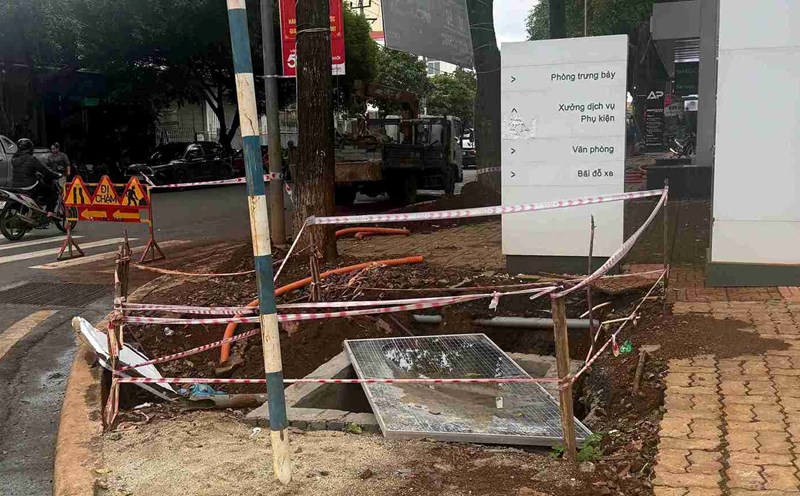 Sidewalks in Dak Lak have been dug up and renovated, causing loss of urban beauty and frustration for people. Photo: Bao Trung
