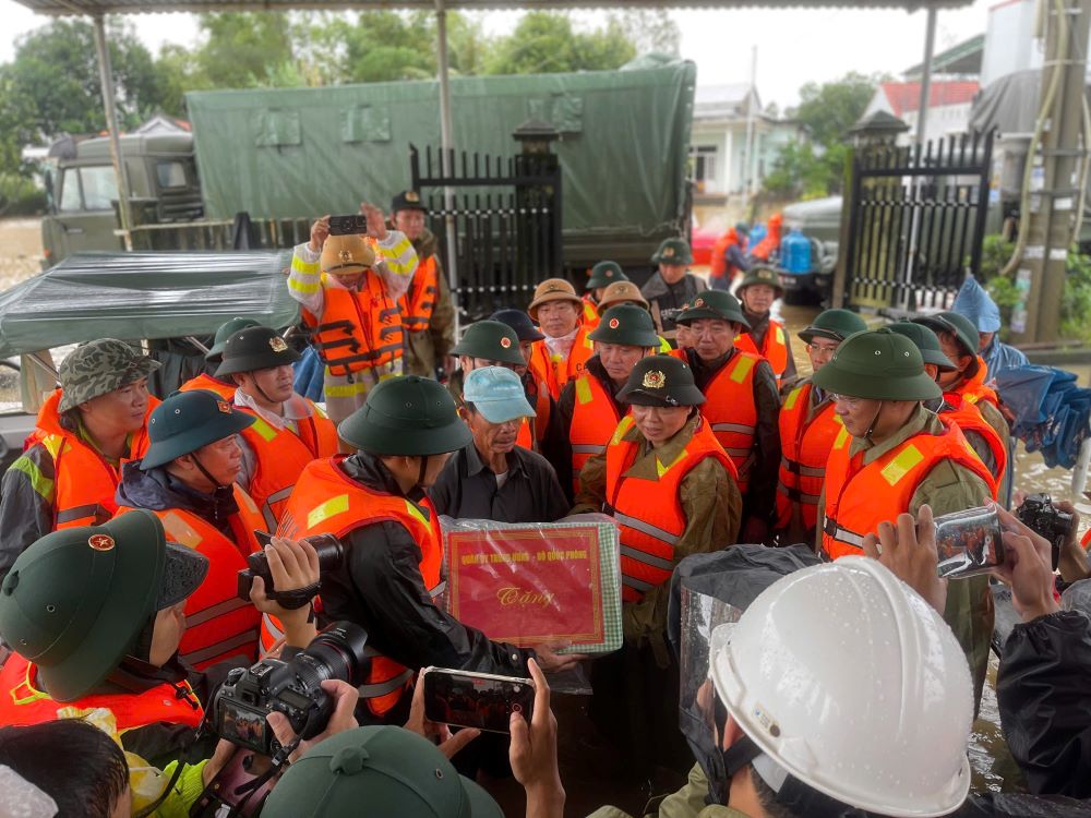 Deputy Prime Minister Tran Hong Ha directly directed the flood response work in Da Nang. Photo: Tran Thi