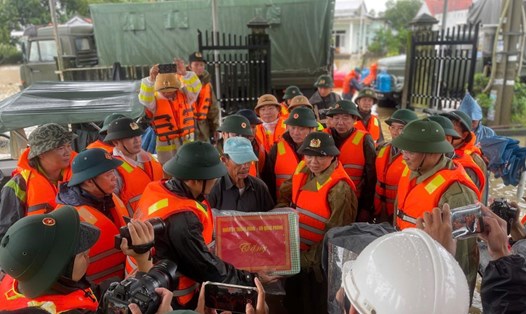 Phó Thủ tướng Trần Hồng Hà trực tiếp chỉ đạo công tác ứng phó mưa lũ tại Đà Nẵng. Ảnh: Trần Thi