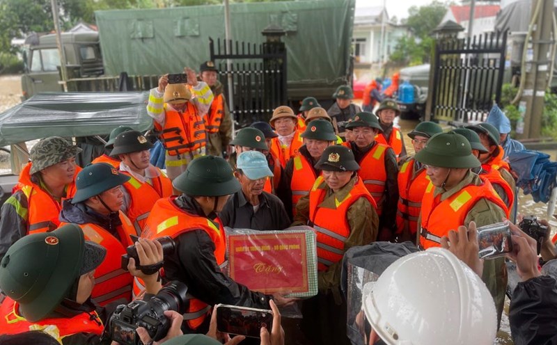 Deputy Prime Minister Tran Hong Ha directly directed the flood response work in Da Nang. Photo: Tran Thi