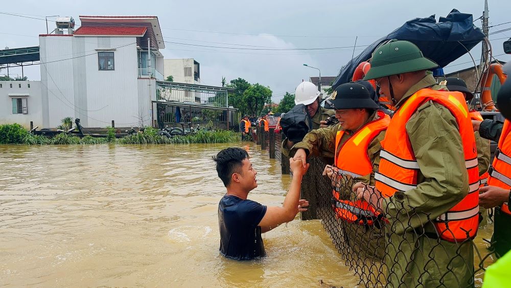 Pho Thu tuong Tran Hong Ha truc tiep tham, dong vien va tang nhu yeu pham can thiet cho ba con vung lu TP Da Nang. Anh: TP Da Nang