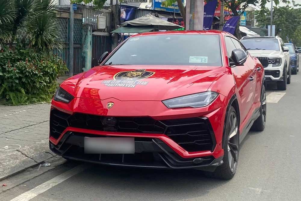 The red Lamborghini Urus of the Central Highlands businessman stands out with a beautiful symmetrical license plate, attracting the attention of car enthusiasts. Photo: Thanh Thao