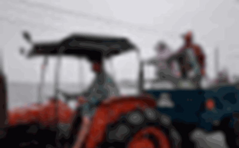 Floodwaters have flooded, and the farmer's tractor has turned into a special rescue vehicle. Photo: Han Nguyen