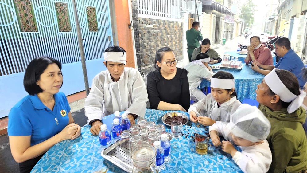 The Da Nang City Labor Federation promptly visited and encouraged the families of union members affected by floods. Photo: Da Nang Trade Union